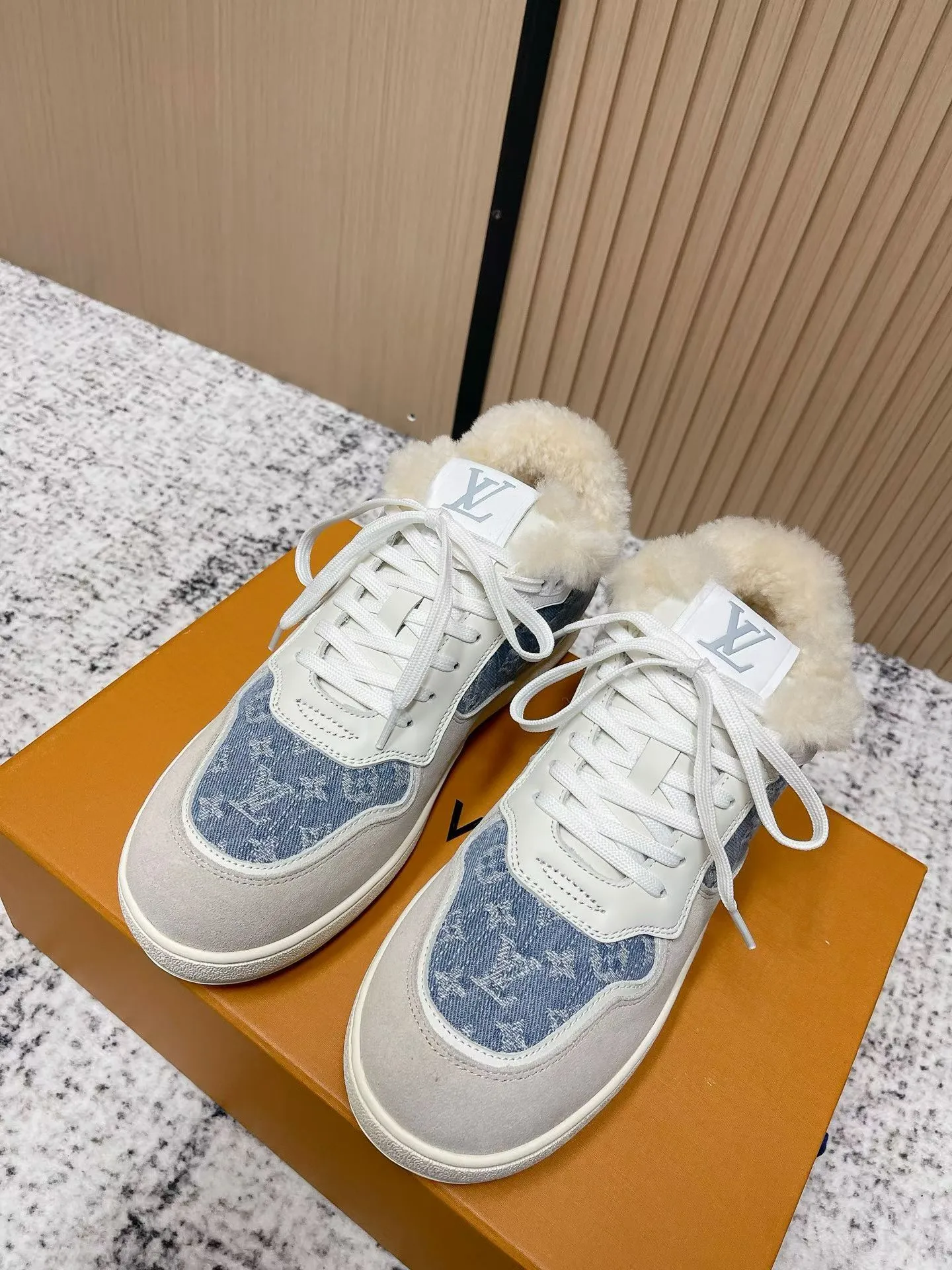Men's shoes pP700! Top version Louis Vuiton Louis Vuitton sneakers casual shoes wool style‼ ️ LV Trainer sneakers are a classic idea inspired by retro basketball shoes by designer Virgil Abloh. This time, they are spliced ​​with smooth cow leather and Monogram embossed grained cow leather, and are embellished with Monogram flowers on the rubber outsole, reflecting a striking jump in one color! Fabric: Original imported first-layer cowhide Lining: Warm wool lining Bottom thickness: about 3cm Size: 35-41